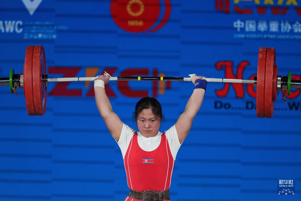 米乐m6平台-举重女子公斤级比赛，印尼选手夺冠